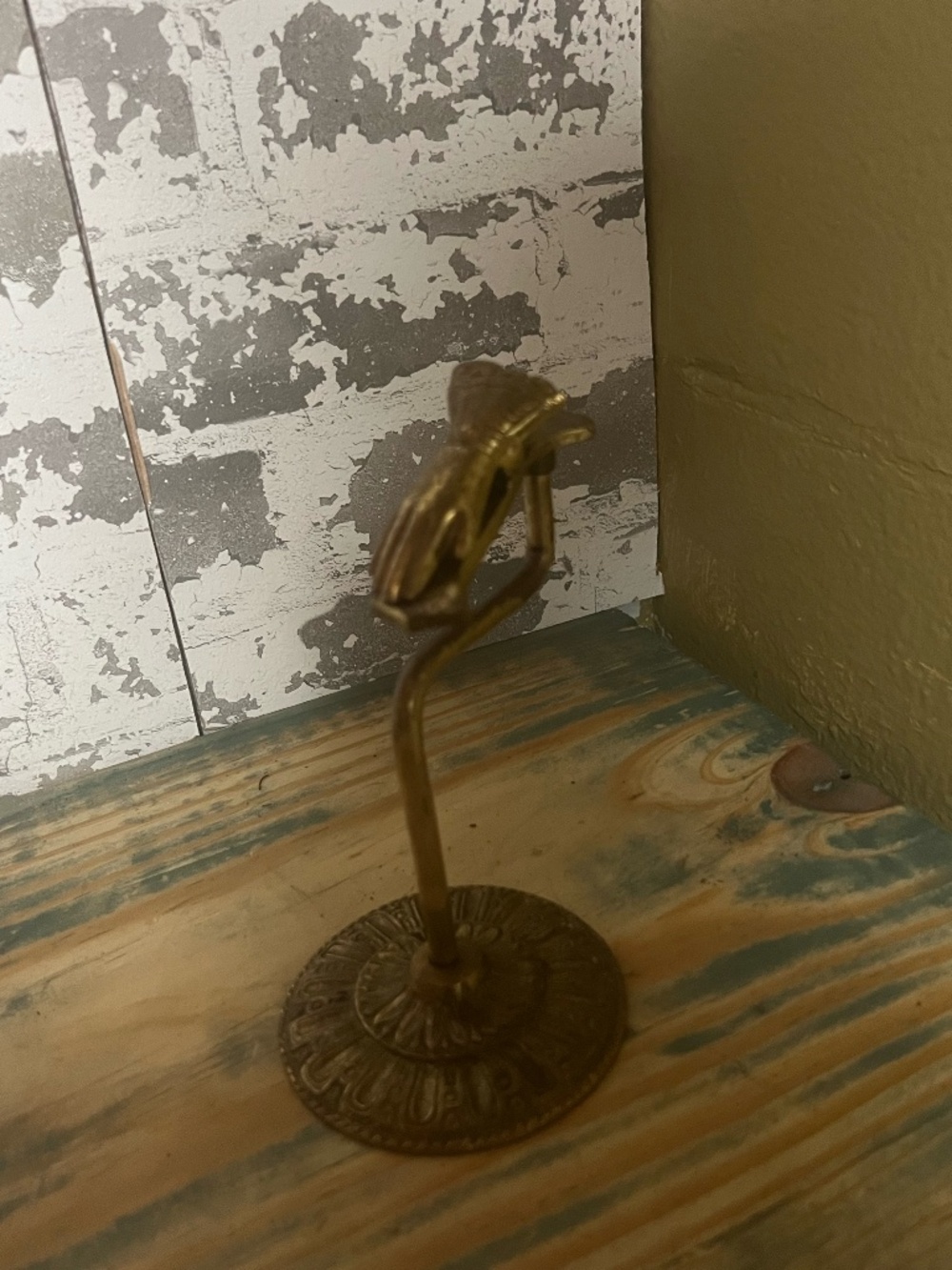 H.W AXF ORD Brass Victorian Hand Clip Hanky Glove Card / Towel Holde Clip Stand